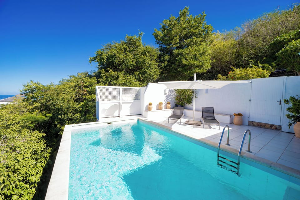 Nice pool, with an expansive terrace, loungers and deck chairs. Panoramic views over the Lorient Bay. 