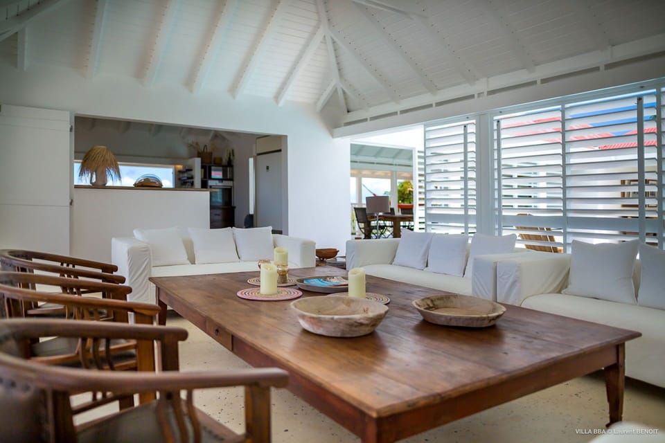 Spacious living room, nicely decorated and completely opened on the terrace with the swimming pool, large sofas, ceiling fan. 