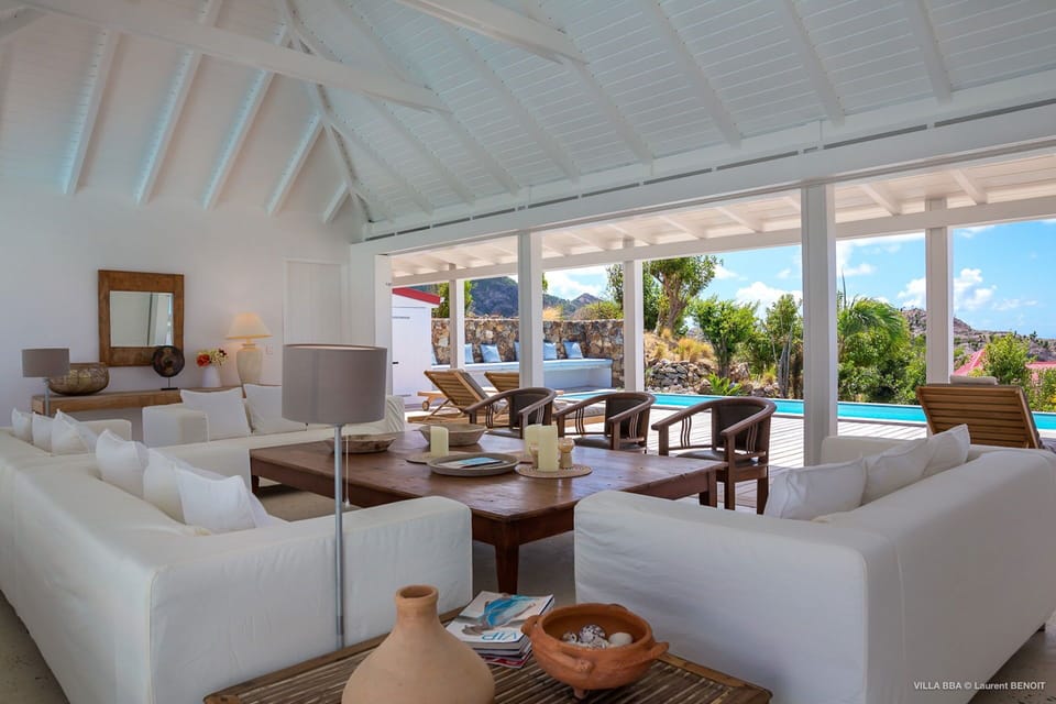 Spacious living room, nicely decorated and completely opened on the terrace with the swimming pool, large sofas, ceiling fan. 