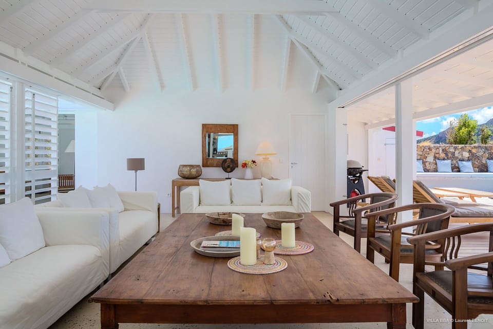 Spacious living room, nicely decorated and completely opened on the terrace with the swimming pool, large sofas, ceiling fan. 