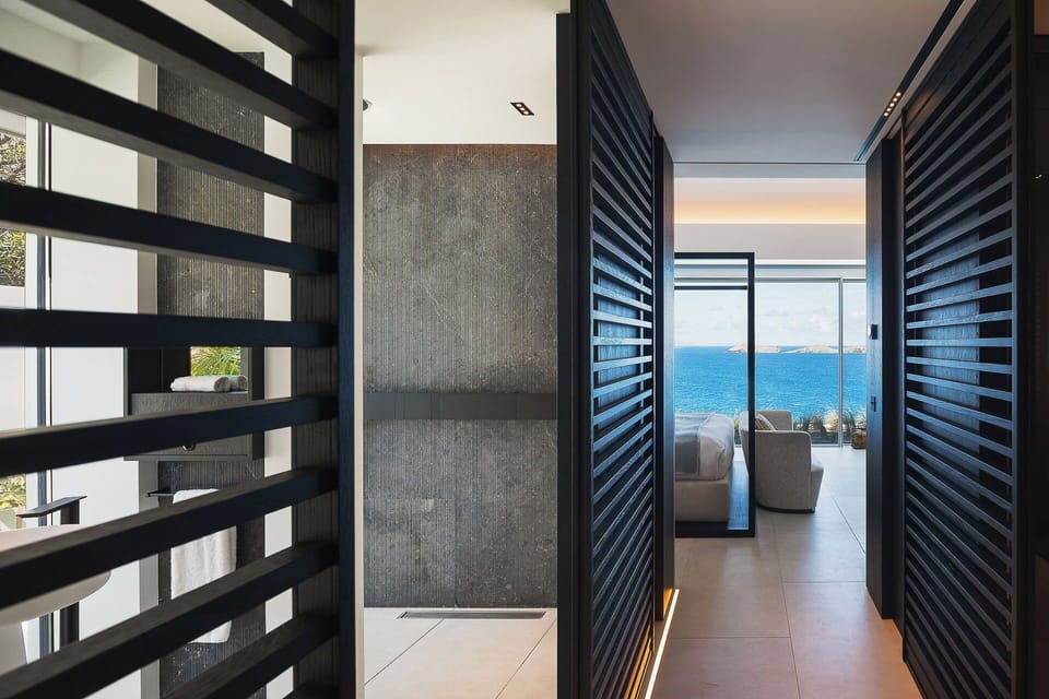 King size bed, air conditioning, HD-TV with Apple TV, mini-fridge, Nesspresso machine, safe. Ensuite bathroom with rain shower and regular shower head, double wash basin, hair dryer, towels and beach towels. 