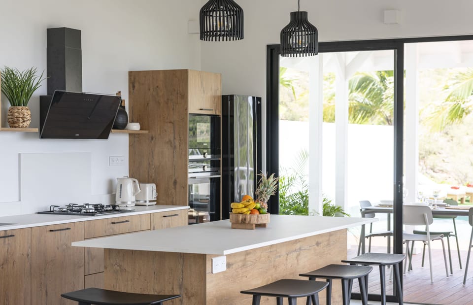 Modern and fully equipped kitchen, breakfast bar with 3 stools, air-conditioning, ceiling fan, gas stove, oven, microwave, blender, coffee maker, fridge, freezer, ice maker, juicer, Nespresso coffee machine, toaster. Outside dining table on the covered te