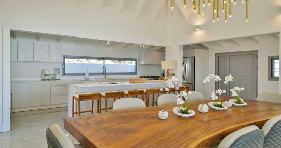 Fully equipped kitchen with a central marble island, bar area and 8 counter stools. 5-burner stove, electric oven, microwave oven, American refrigerator with 2 triple freezers, dishwasher, wine cellar, Smeg filter coffee machine, Nespresso, Smeg kettle, S