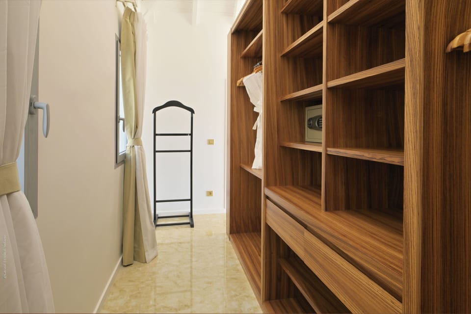 Queen size bed, air conditioning, ceiling fan, HD-TV, Apple TV, safe, dressing room. Ensuite bathroom with indoor Italian shower. 