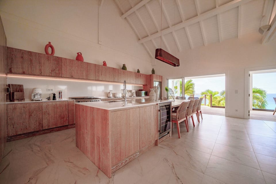 Fully equipped. Electric oven, gas stove, microwave, refrigerator, mixer, centrifuge, freezer, dishwasher, Nespresso machine, blender, kettle, toaster. Indoor dining area in the air-conditioned great room. Large outdoor dining table on the covered terrace