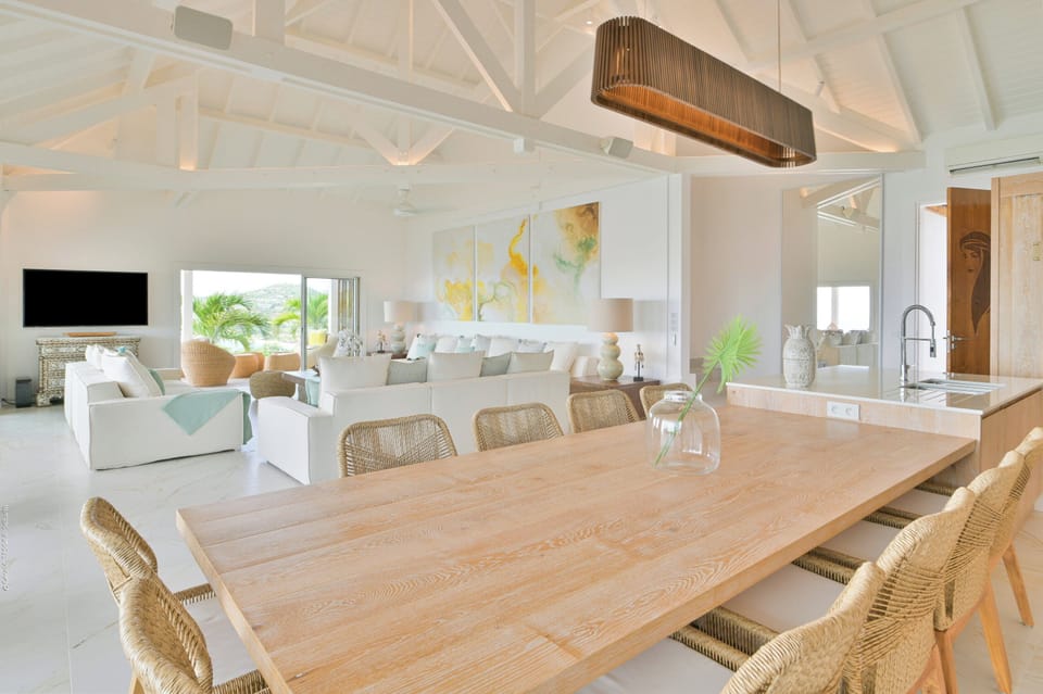 Fully equipped. Electric oven, gas stove, microwave, refrigerator, mixer, centrifuge, freezer, dishwasher, Nespresso machine, blender, kettle, toaster. Indoor dining area in the air-conditioned great room. Large outdoor dining table on the covered terrace