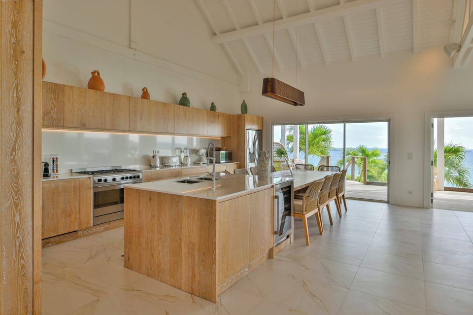 Fully equipped. Electric oven, gas stove, microwave, refrigerator, mixer, centrifuge, freezer, dishwasher, Nespresso machine, blender, kettle, toaster. Indoor dining area in the air-conditioned great room. Large outdoor dining table on the covered terrace