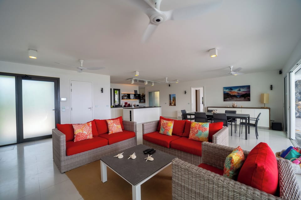 Lounge area opening onto the terrace. Air conditioning, ceiling Fan, Smart TV, Dish Network, Apple TV.