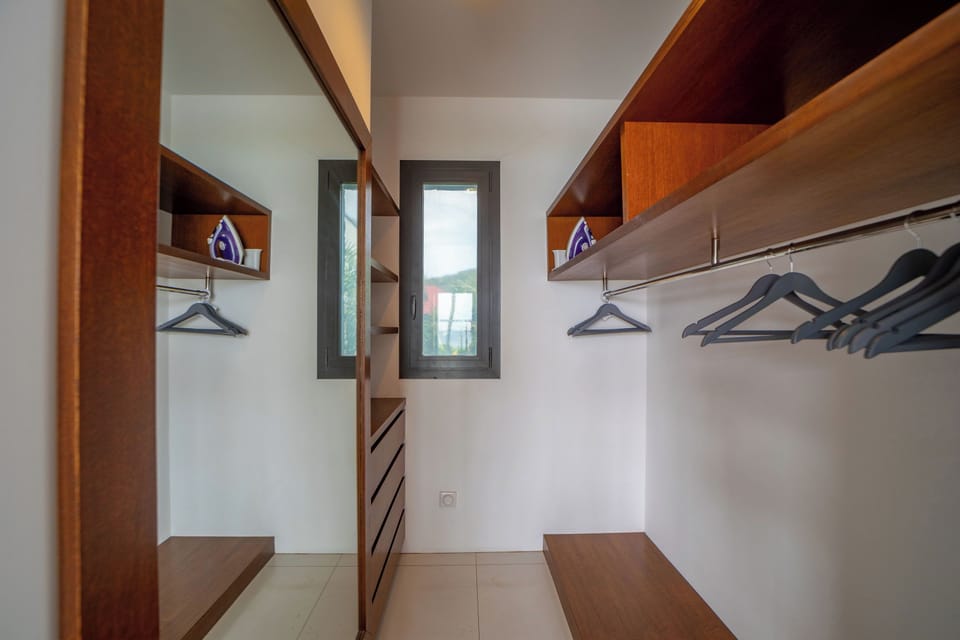 Euro-King size bed, air-conditioning, HD-TV with US satellite, adjacent bathroom with shower and toilet, hairdryer, safe. The bedroom opens onto the terrace. 