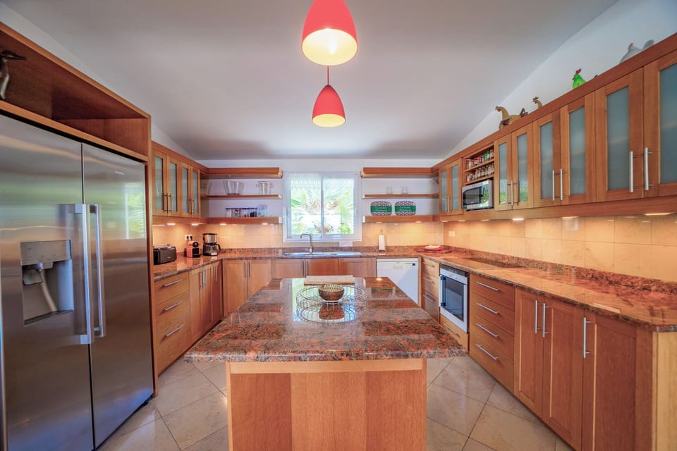 Fully equipped kitchen. Electric oven, gas stove, microwave, refrigerator, mixer, centrifuge, freezer, dishwasher, Nespresso machine, blender, kettle, toaster, breakfast bar. Dining table for 8 people in the great living room. 
