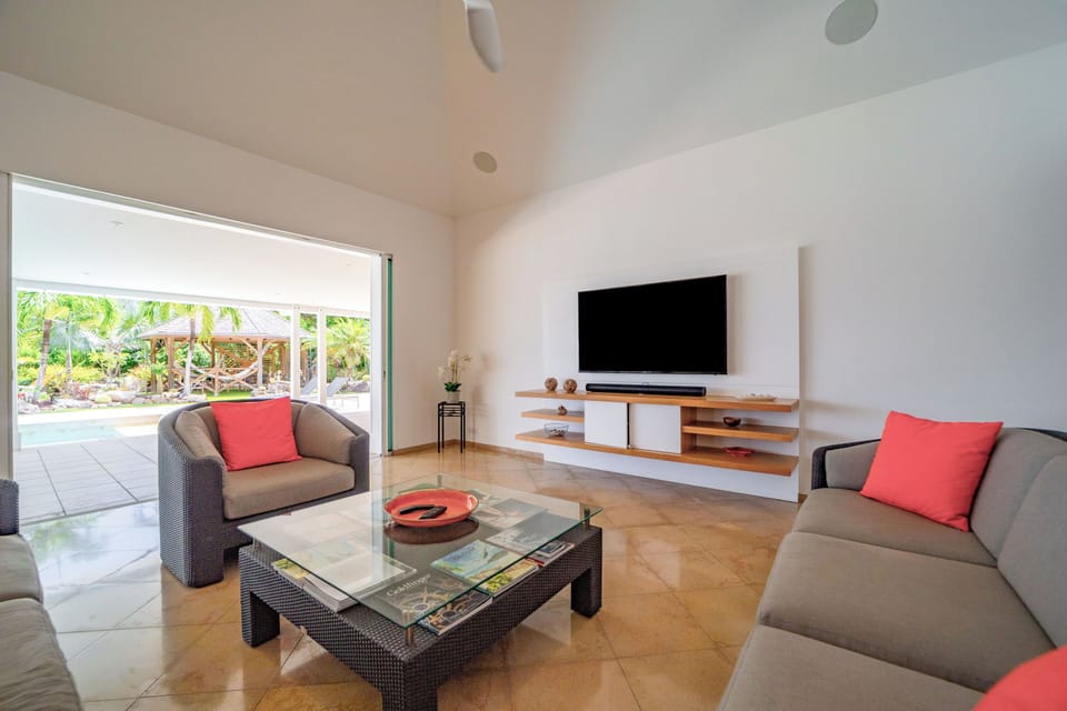 Lounge area opening onto the terrace. Air conditioning, ceiling Fan, WiFi, Smart TV, Dish Network, Apple TV.