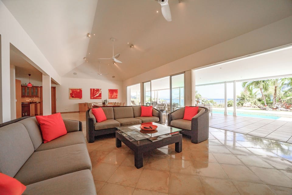Lounge area opening onto the terrace. Air conditioning, ceiling Fan, WiFi, Smart TV, Dish Network, Apple TV.