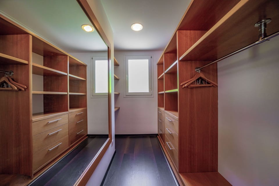 King size bed, air conditioning, HD-TV, dressing room, programmable safe. Adjoining bathroom with shower, hair dryer, towels and beach towels. The bedroom opens onto the terrace. 