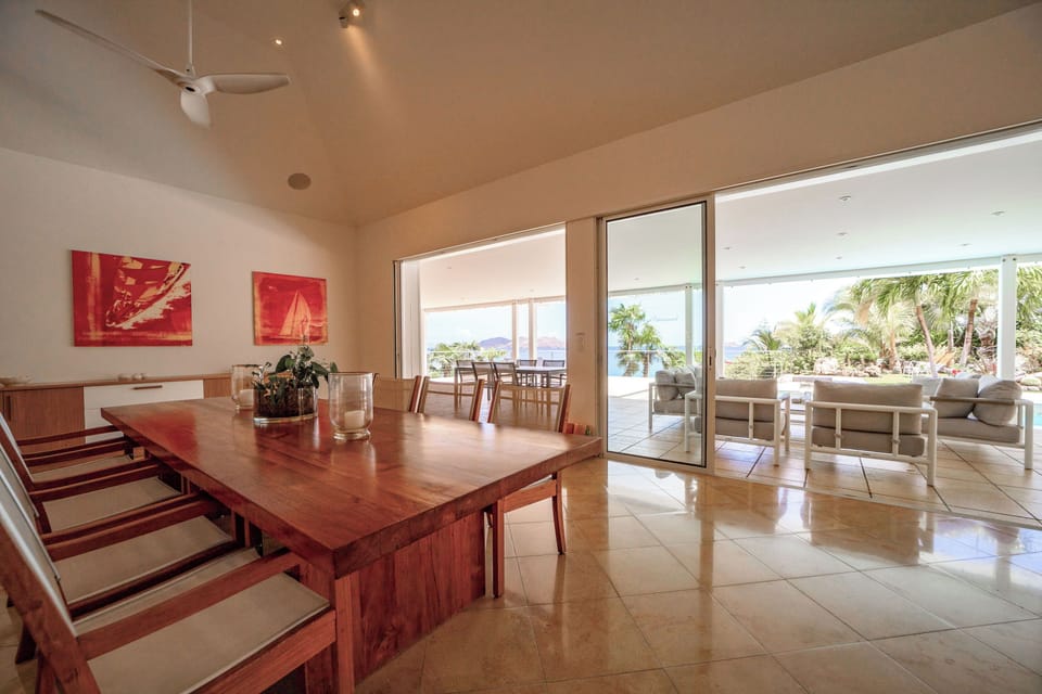 Fully equipped kitchen. Electric oven, gas stove, microwave, refrigerator, mixer, centrifuge, freezer, dishwasher, Nespresso machine, blender, kettle, toaster, breakfast bar. Dining table for 8 people in the great living room. 