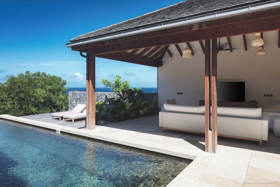 Open-air living room with very comfortable sofas. Ceiling fan, HD-TV, Dish Network, Apple TV. Opens onto the pool and the terrace. 