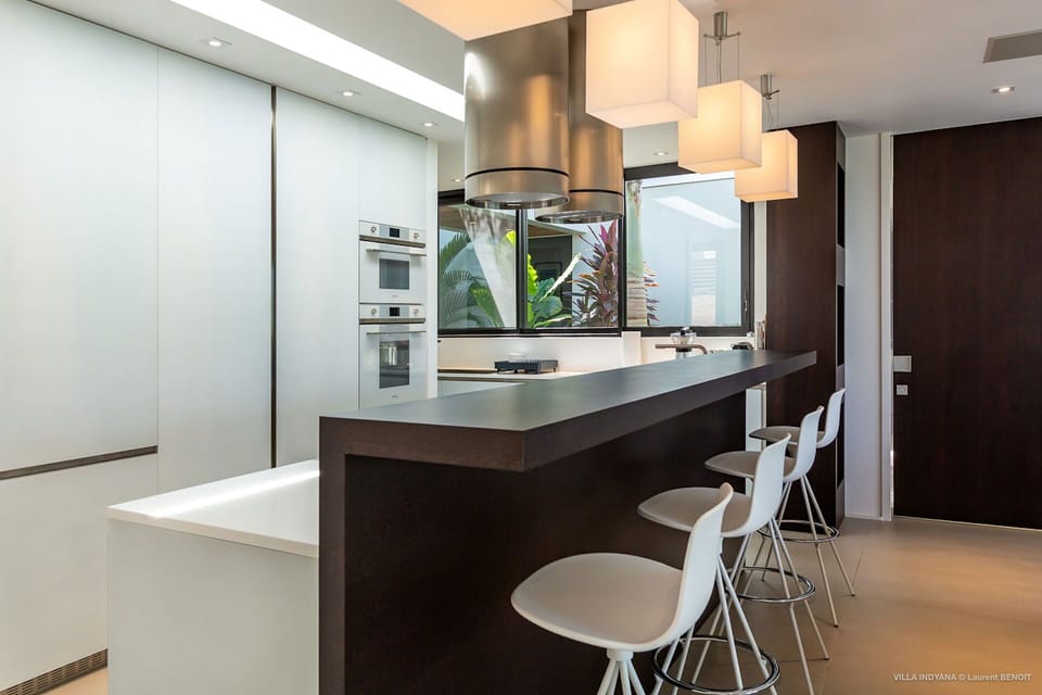 Fully equipped with bar, electric oven, gas stove, dishwasher, fridge and freezer, ice machine, microwave, toaster, filter coffee maker, and espresso coffee machine, blender, electric fruit press. Outdoor dining area for 6 guests on the covered terrace. 