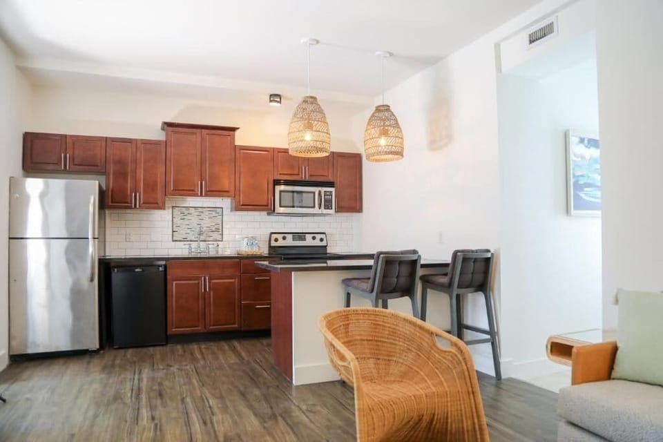 Cook with ease in the fully equipped kitchen and breakfast bar.