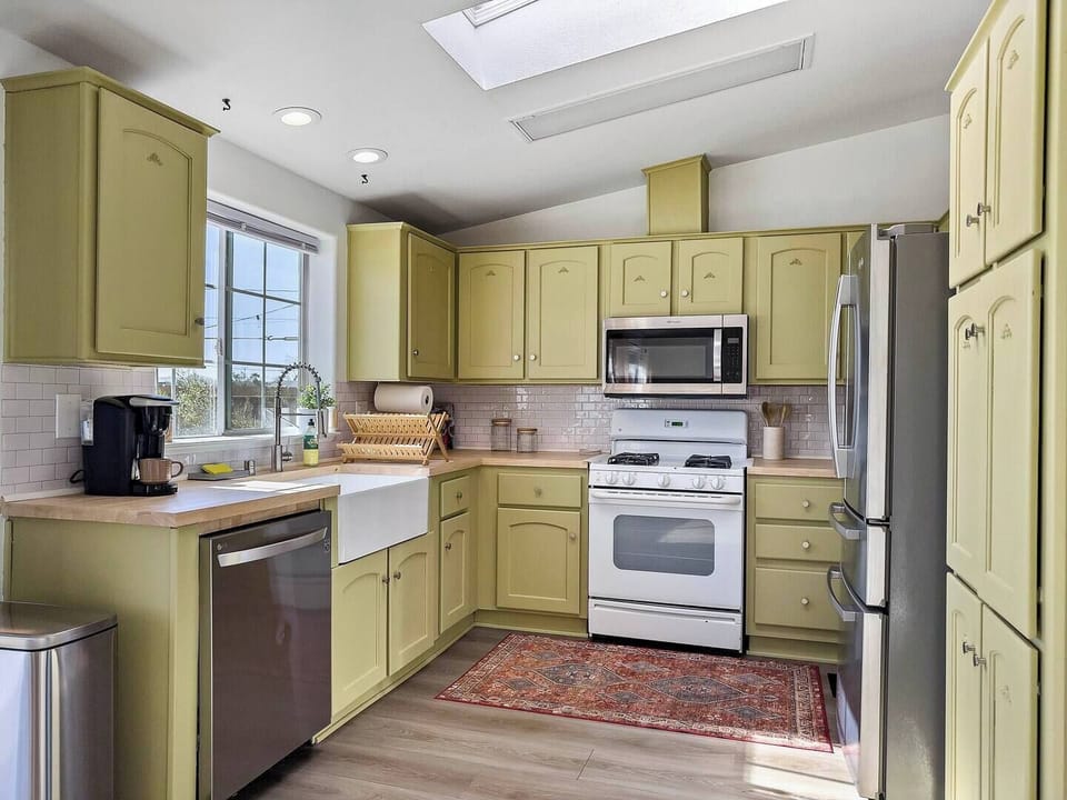 Our kitchen is a culinary enthusiast’s dream—fully equipped and styled with sleek, modern finishes. Prepare gourmet meals or morning coffee with ease while enjoying panoramic views of the desert landscape through expansive windows.
