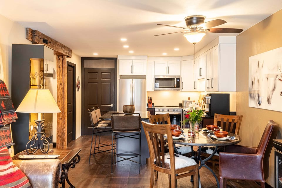 Condo entry into the kitchen