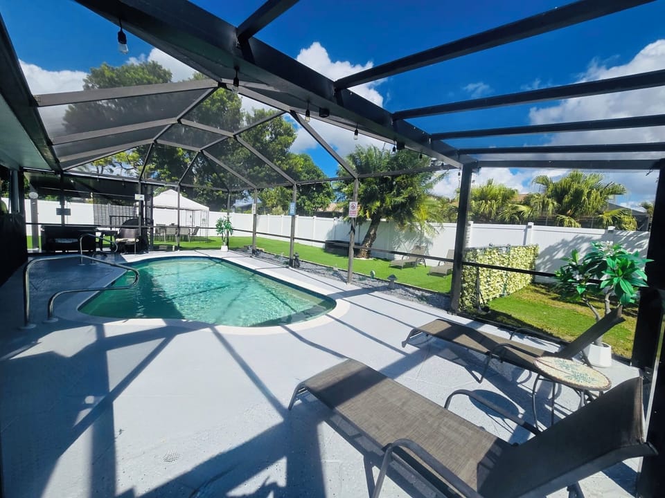 4-bedroom house in serene Cape Coral with AC, WiFi, Pool and lot of relax space House in Cape Coral