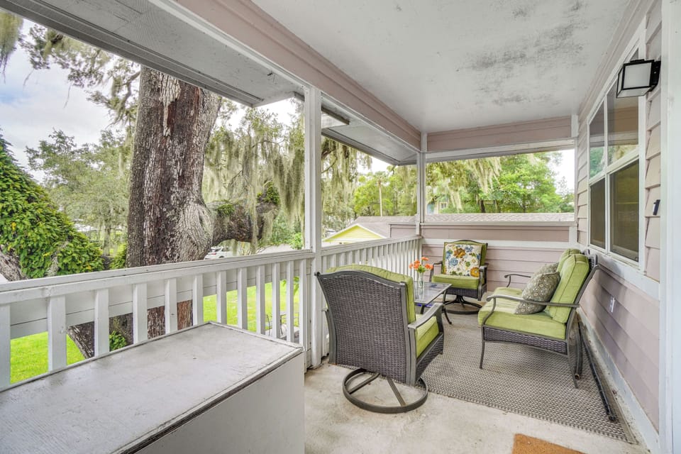 Sanford Vacation Rental | 2BR | 2BA | 1,200 Sq Ft | Stairs Required to Enter