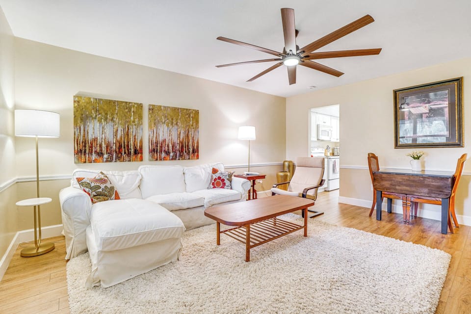 Living Room | Free WiFi | Central Heating & A/C | Smart TV