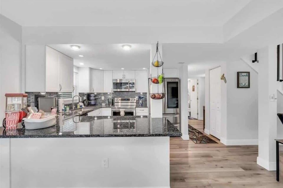 Kitchen and Breakfast Bar