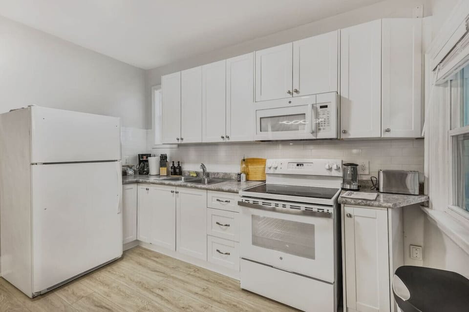 Discover the perfect blend of comfort and convenience in this inviting space. From the bright, fully-equipped kitchen ready for your culinary creations to the peaceful bedroom offering a soft retreat for the night, every detail is designed for your relaxa