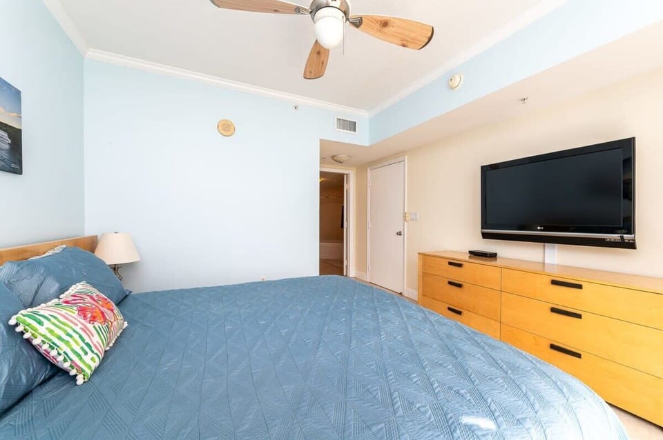 Master bedroom - king bed - ocean views - cable TV