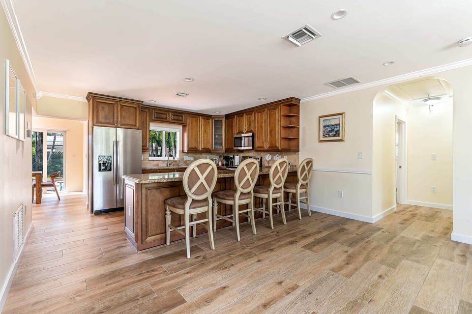 Breakfast bar and fully equipped kitchen