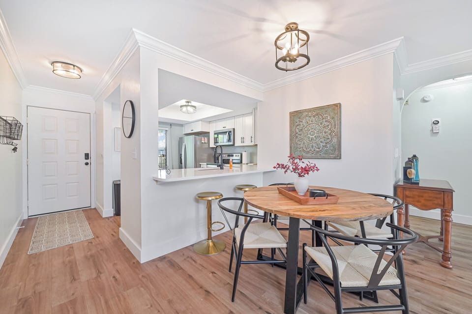 CIN5001 - Dining off the open kitchen with breakfast bar