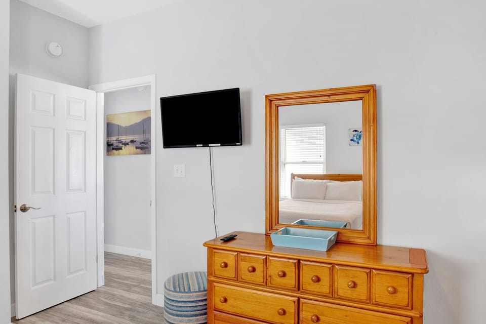 Bedroom 4 has a TV and is attached to a Jack-n-Jill bathroom