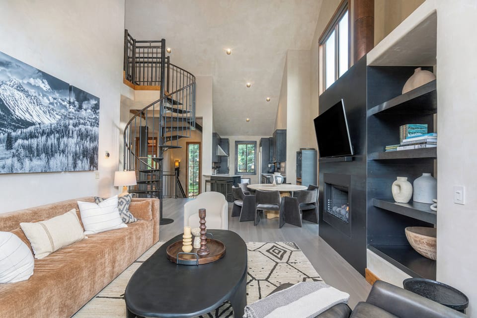 2.1-brightside-chalet-telluride-living-room-kitchen