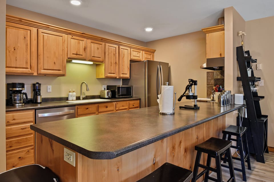 Fully stocked kitchen—dishwasher, InstaPot, airfryer, coffee grinder & maker.