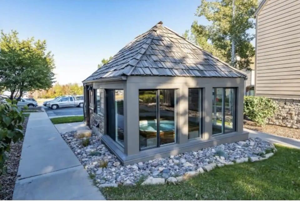 Community hot tub located steps away + we have towels & plastic glasses?