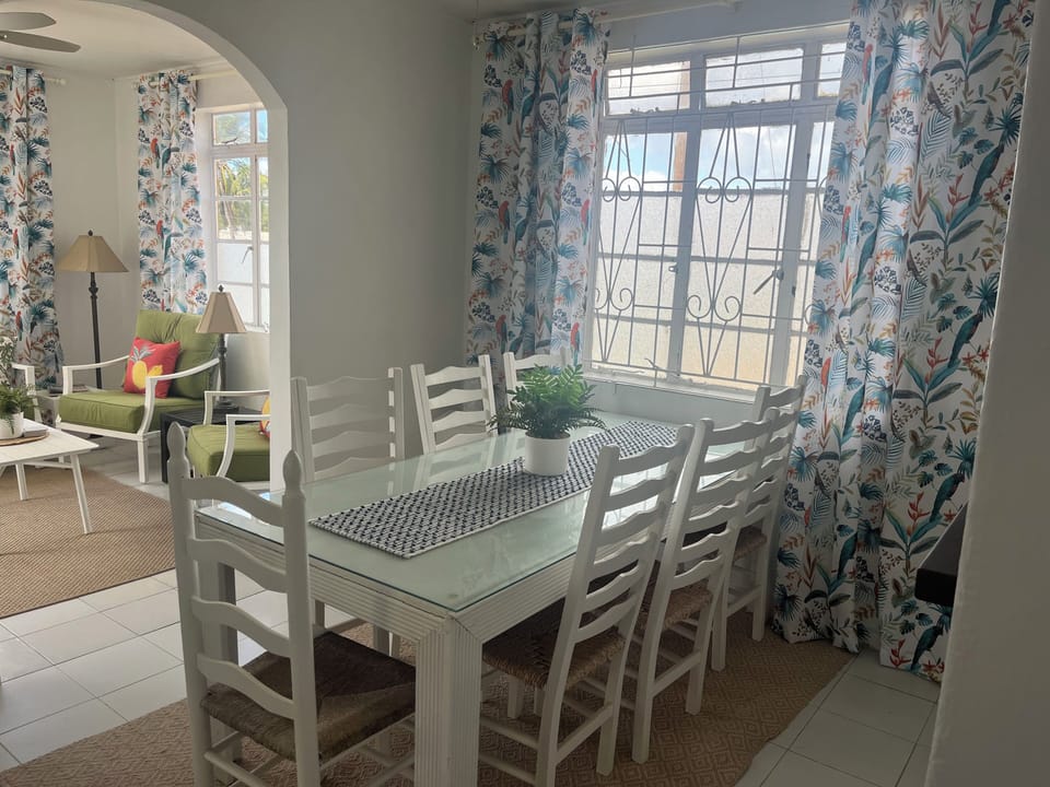 spacious diningroom