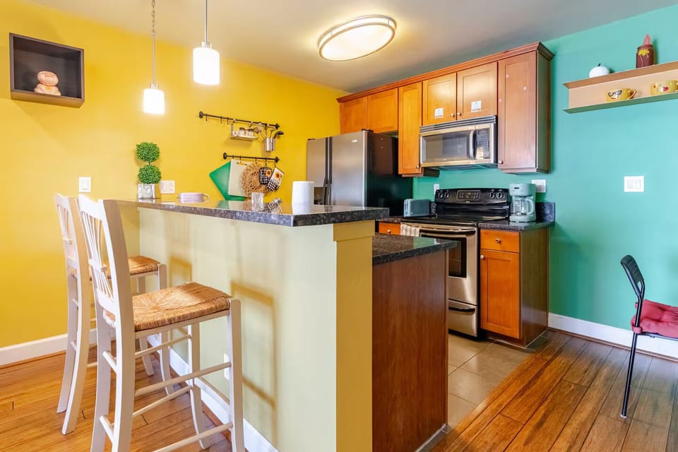 Kitchen - breakfast bar.