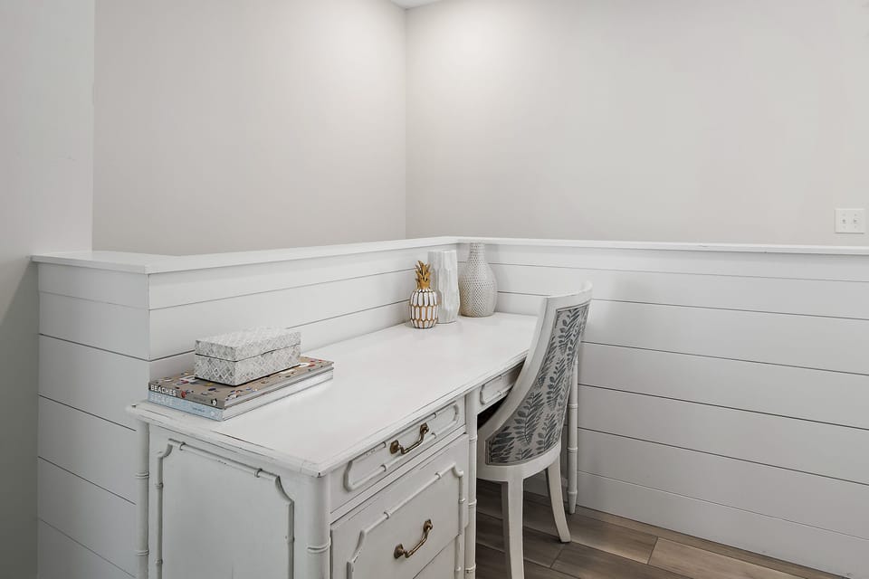 Upstairs desk area and high speed wi-fi