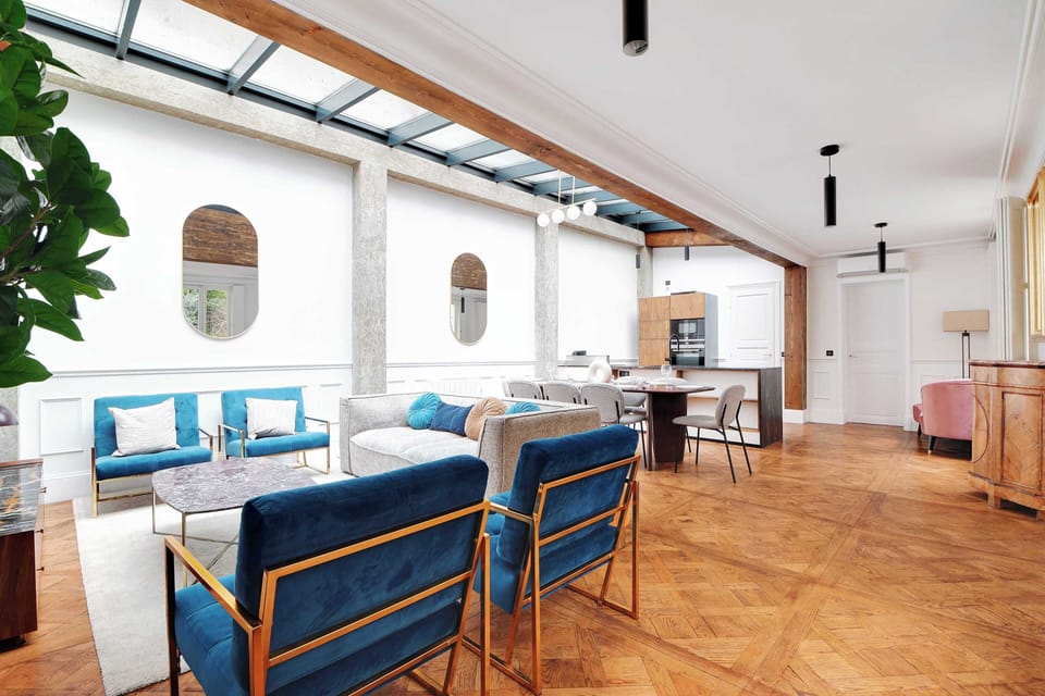 
- A living room elegantly furnished with a sofa and armchairs 