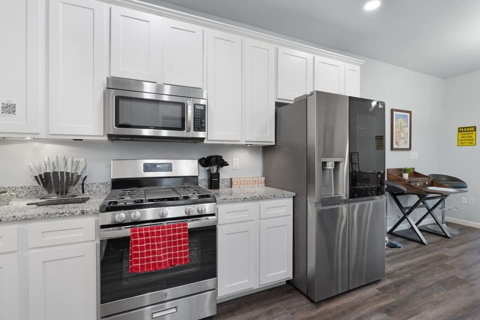 Fully equipped kitchen with all the necessary appliances to cook up a delicious meal!