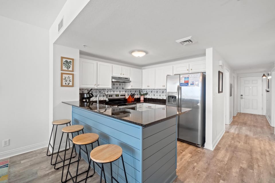 Kitchen with Breakfast Bar