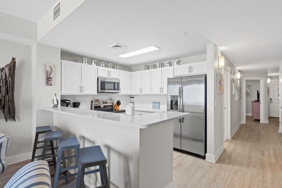 Kitchen with Breakfast Bar