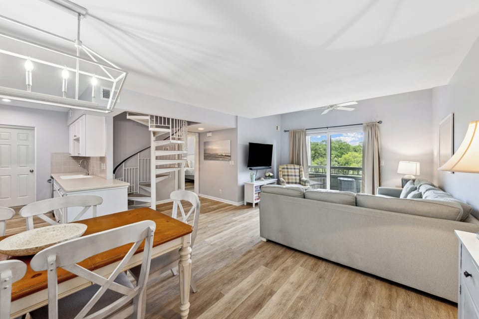 Embrace the charm of Ketch Court 891, a cozy, pet-friendly villa situated in the heart of Harbour Town at Sea Pines.