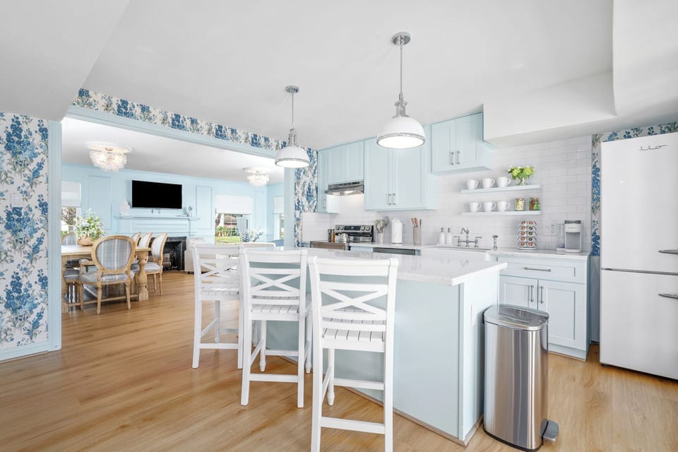 Plenty of space for those who enjoy dining right in the heart of the kitchen .