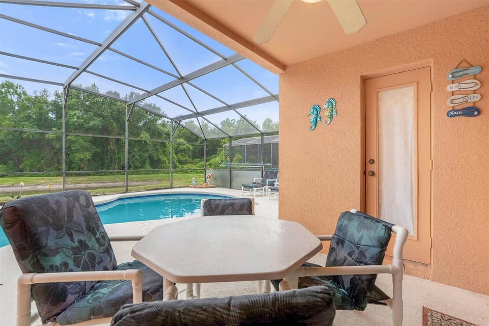 Outdoor poolside dining option