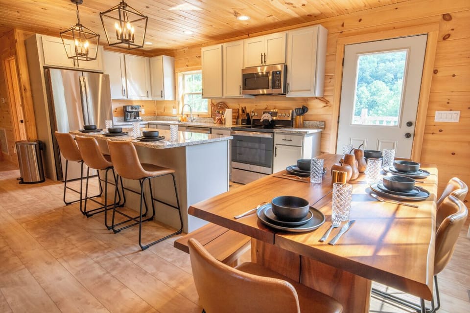 Smoky Serenity's kitchen and dining area