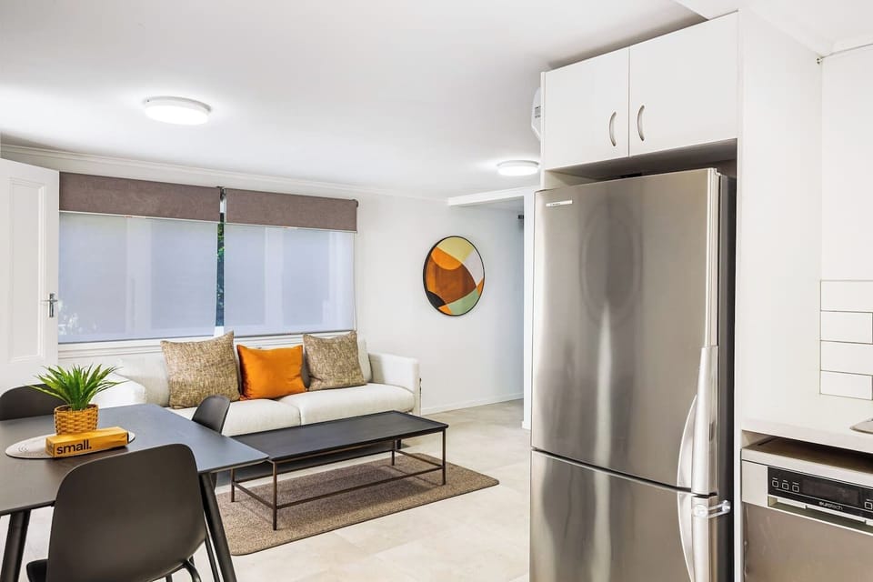 There is a handy fridge/freezer if you want to stock up on groceries for a longer stay.