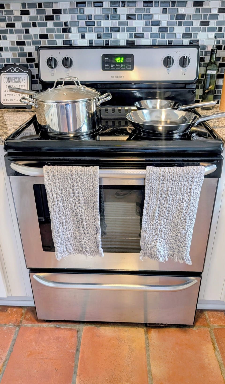 Modern kitchen cookware 