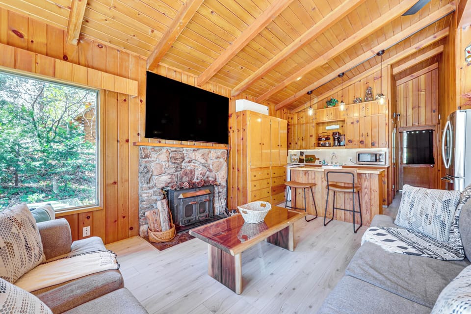 Oakhurst Vacation Rental | 2BR | 2BA | 1,114 Sq Ft | Stairs Required