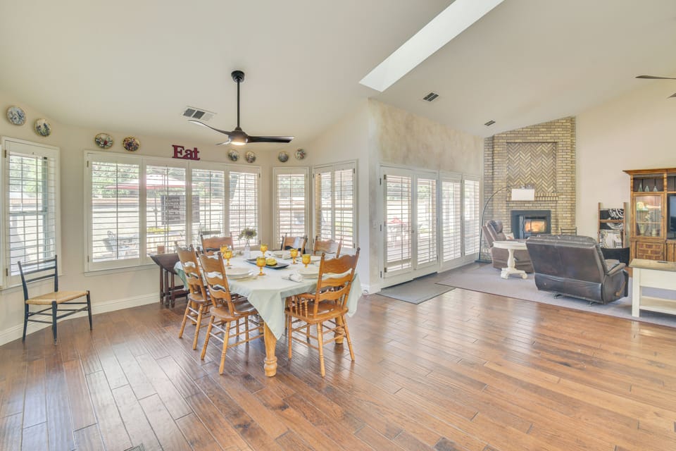 Dining Area | Dishware & Flatware Provided